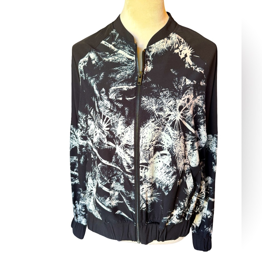 Torrid LoveSick Black and White Palms Bomber Jacket Women’s Size 00 (M/L) EUC